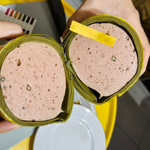 5 cách phát hiện giò chả "tẩm đẫm" hàn the- Ảnh 2.