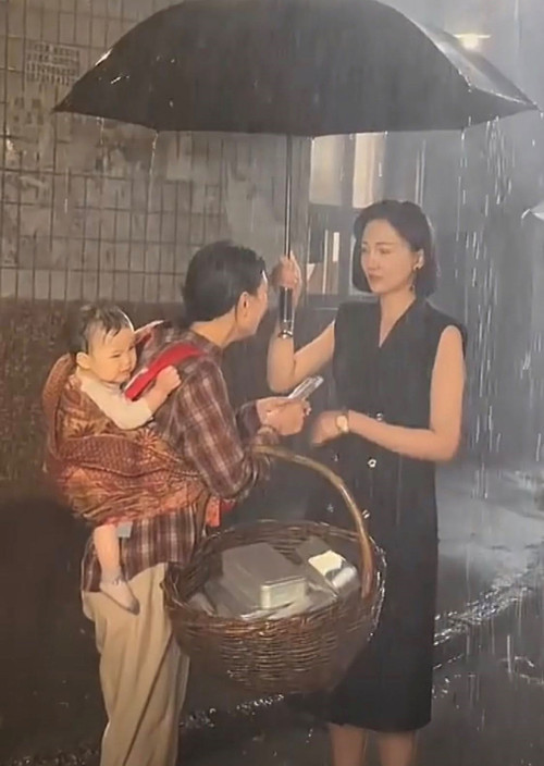 Đoàn làm phim gây bức xúc khi để em bé nhỏ vừa "khóc đến xé lòng" vừa dầm mưa ướt sũng- Ảnh 2.