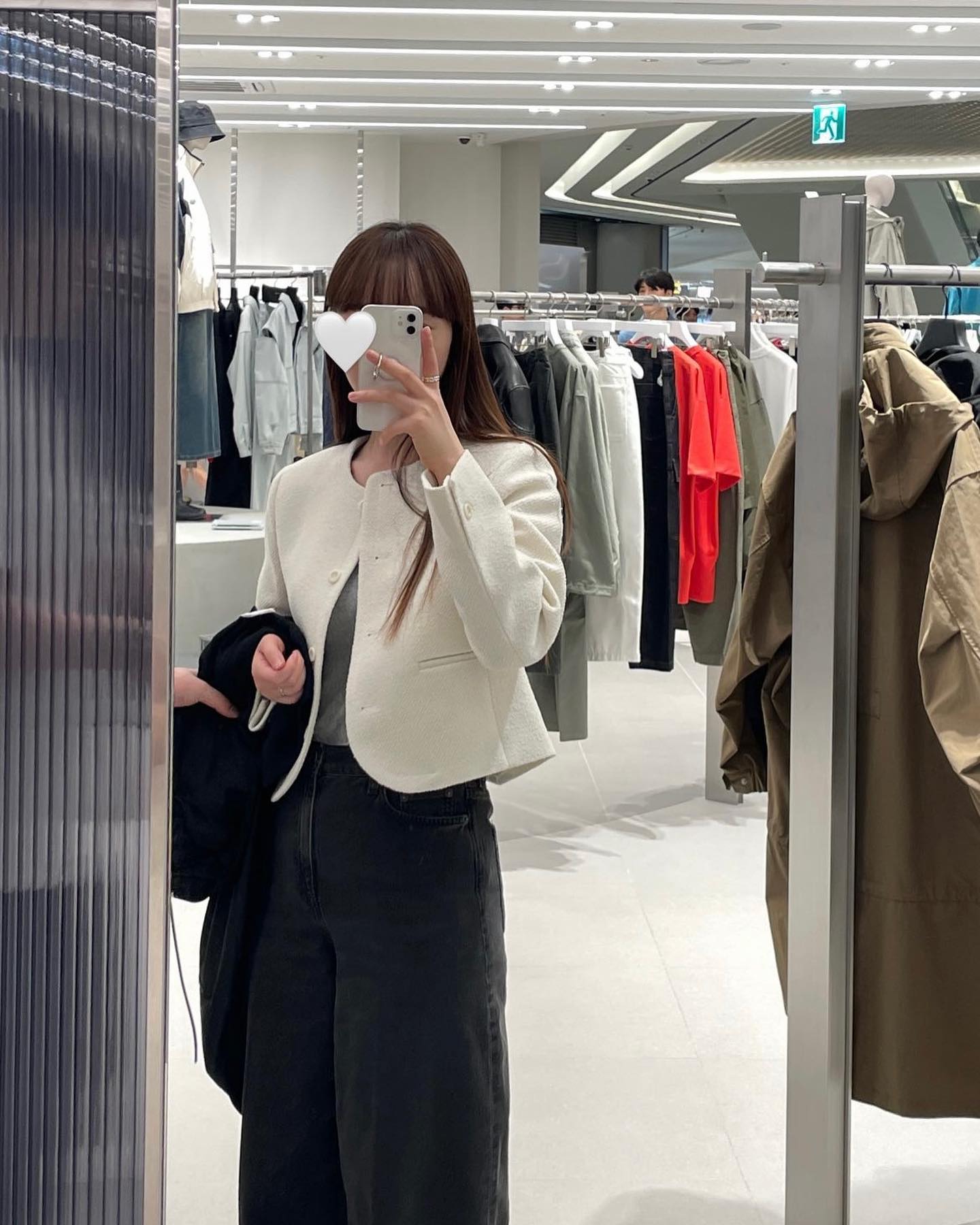 Cả tuần mặc đồ đen - trắng vẫn đẹp miễn chê với 5 công thức- Ảnh 4. Cả tuần mặc đồ đen - trắng vẫn đẹp miễn chê với 5 công thức- Ảnh 4.