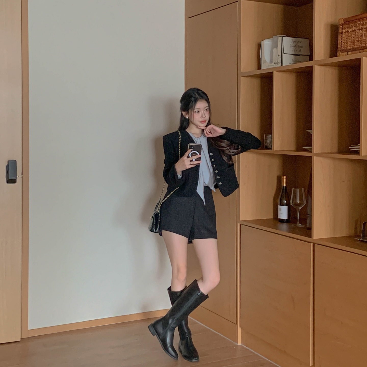 Cả tuần mặc đồ đen - trắng vẫn đẹp miễn chê với 5 công thức- Ảnh 10. Cả tuần mặc đồ đen - trắng vẫn đẹp miễn chê với 5 công thức- Ảnh 10.