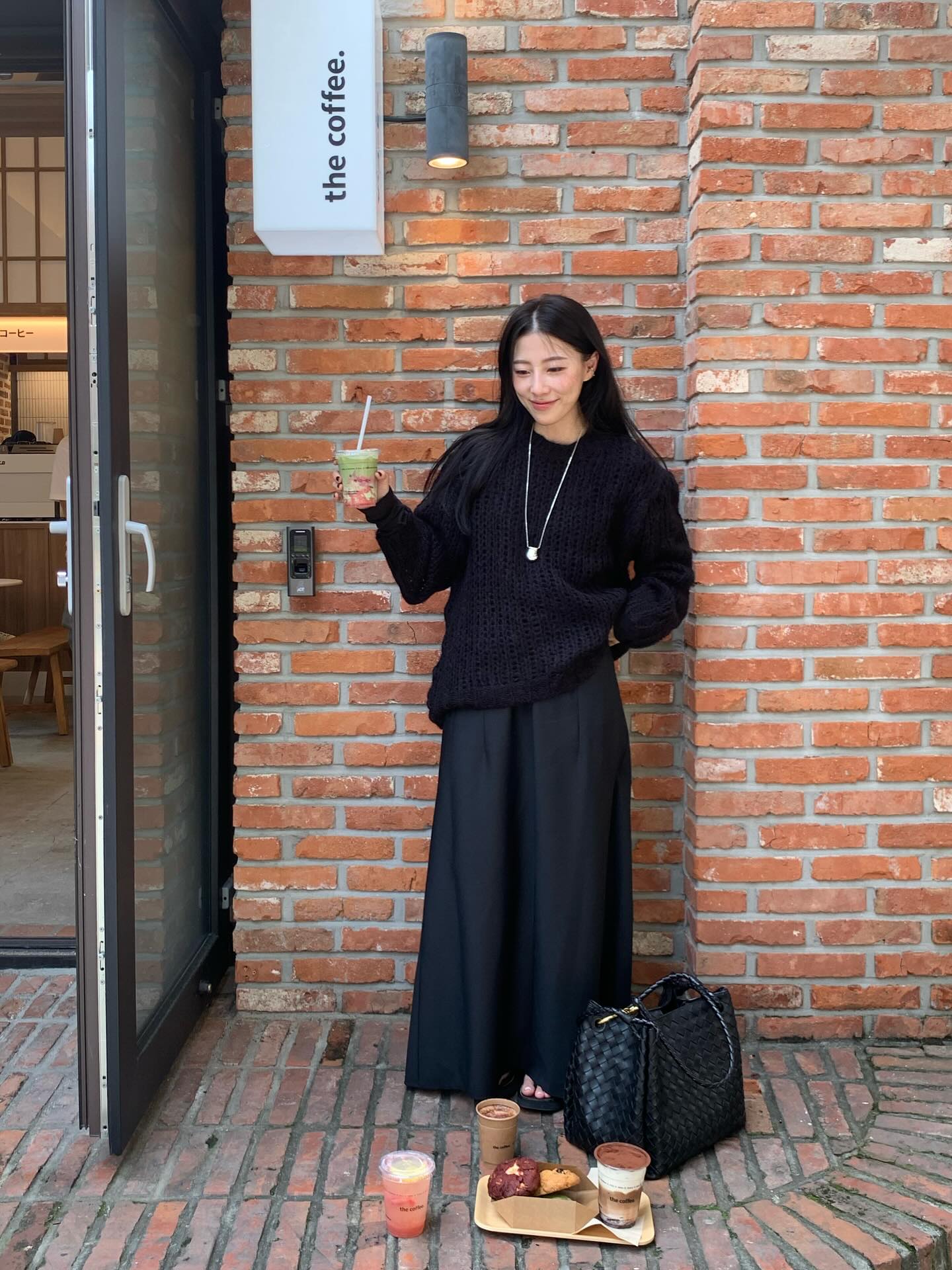 Cả tuần mặc đồ đen - trắng vẫn đẹp miễn chê với 5 công thức- Ảnh 7. Cả tuần mặc đồ đen - trắng vẫn đẹp miễn chê với 5 công thức- Ảnh 7.