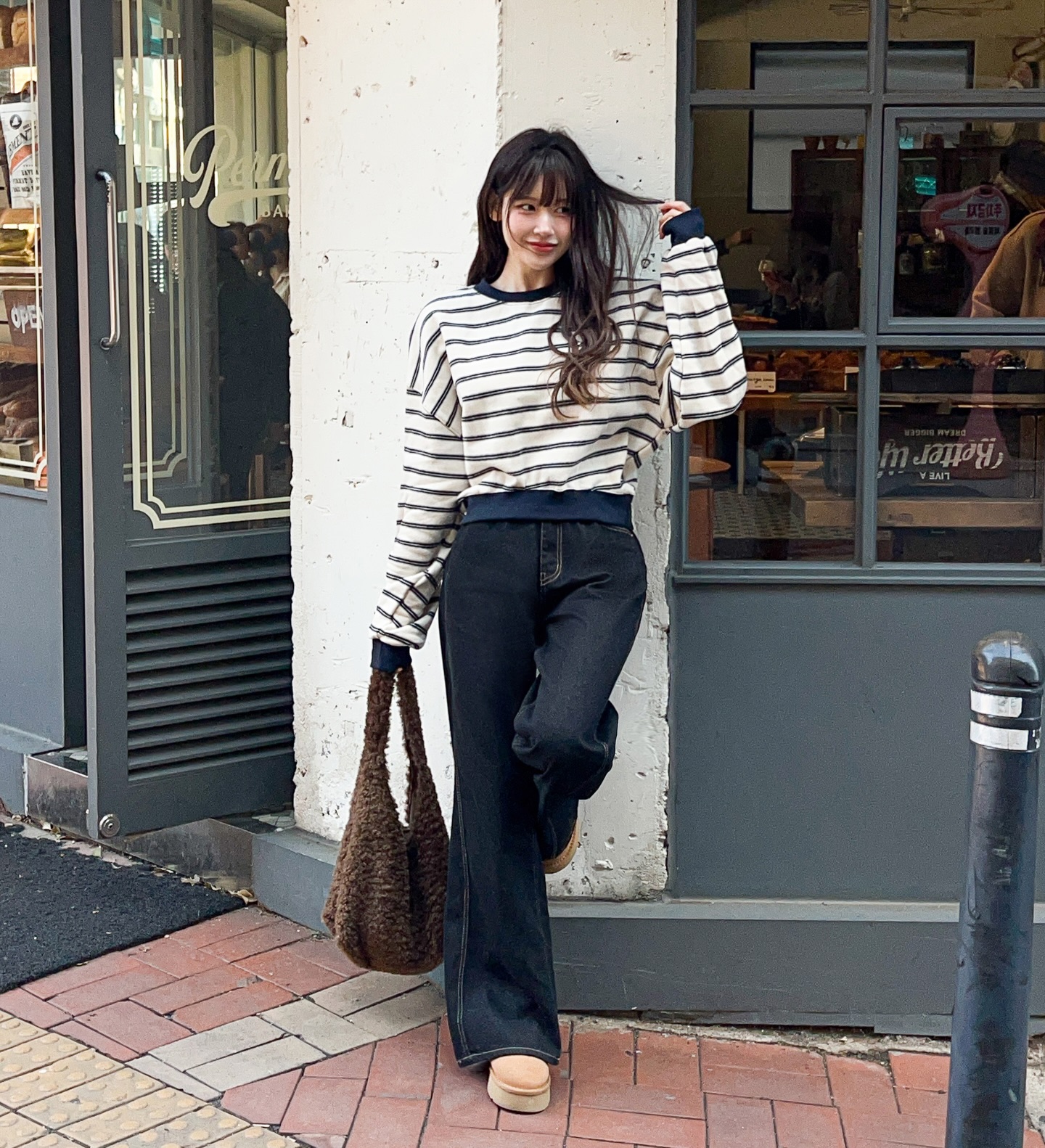 Cả tuần mặc đồ đen - trắng vẫn đẹp miễn chê với 5 công thức- Ảnh 3. Cả tuần mặc đồ đen - trắng vẫn đẹp miễn chê với 5 công thức- Ảnh 3.