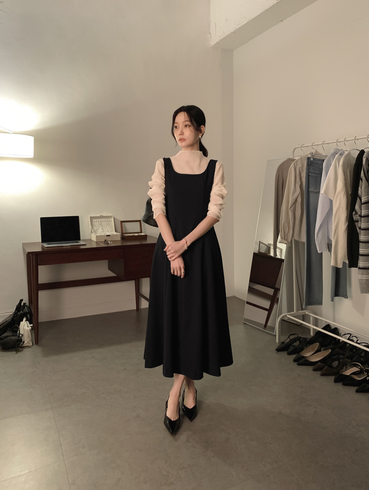 Cả tuần mặc đồ đen - trắng vẫn đẹp miễn chê với 5 công thức- Ảnh 12. Cả tuần mặc đồ đen - trắng vẫn đẹp miễn chê với 5 công thức- Ảnh 12.