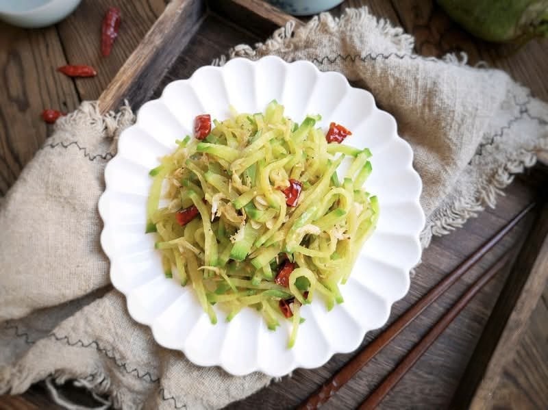 Củ cải đem thái sợi rồi xào cùng nguyên liệu này vừa ngon miệng, lại giàu canxi tốt cho xương từ già đến trẻ- Ảnh 10.