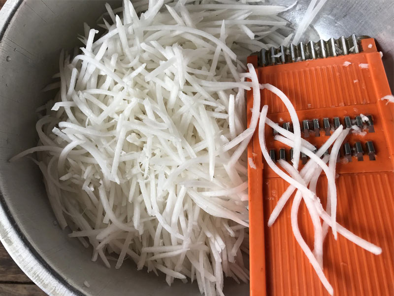 Củ cải đem thái sợi rồi xào cùng nguyên liệu này vừa ngon miệng, lại giàu canxi tốt cho xương từ già đến trẻ- Ảnh 5.