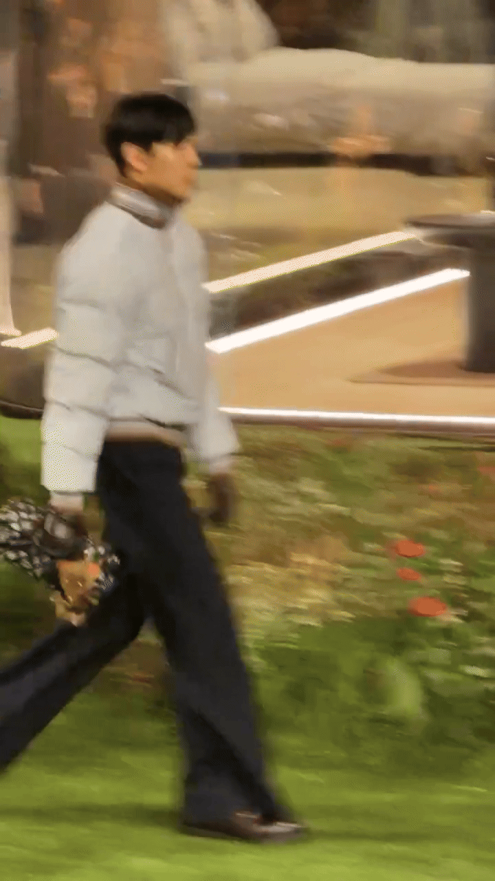 Louis Vuitton làm gì mỹ nam Kpop thế này: Mới thử làm model đã bị chê “hai lúa”- Ảnh 4.