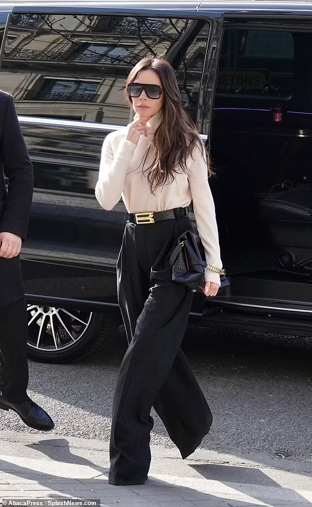 4 item giúp Victoria Beckham trở thành biểu tượng thời trang từ năm này qua năm khác- Ảnh 1.