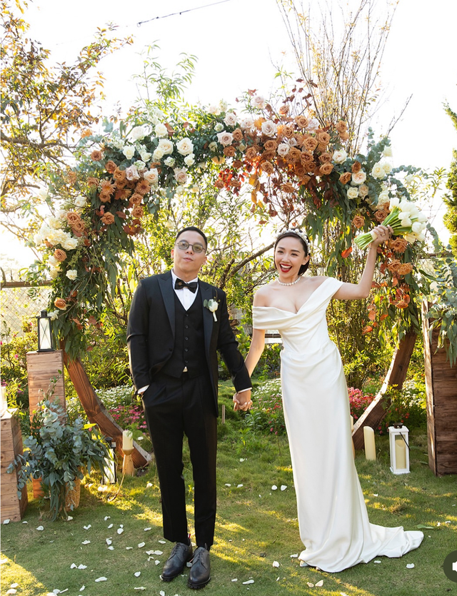 Touliver lặng lẽ xem ảnh Tóc Tiên suốt chuyến bay- Ảnh 7.