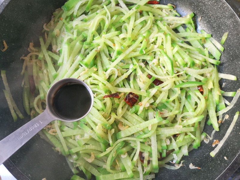 Củ cải đem thái sợi rồi xào cùng nguyên liệu này vừa ngon miệng, lại giàu canxi tốt cho xương từ già đến trẻ- Ảnh 9.