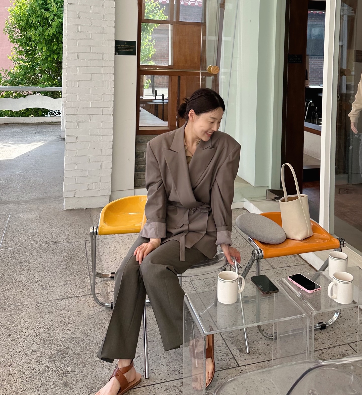 4 mẫu áo khoác nâng tầm khí chất dành cho phụ nữ trên 40 tuổi- Ảnh 9. 4 mẫu áo khoác nâng tầm khí chất dành cho phụ nữ trên 40 tuổi- Ảnh 9.