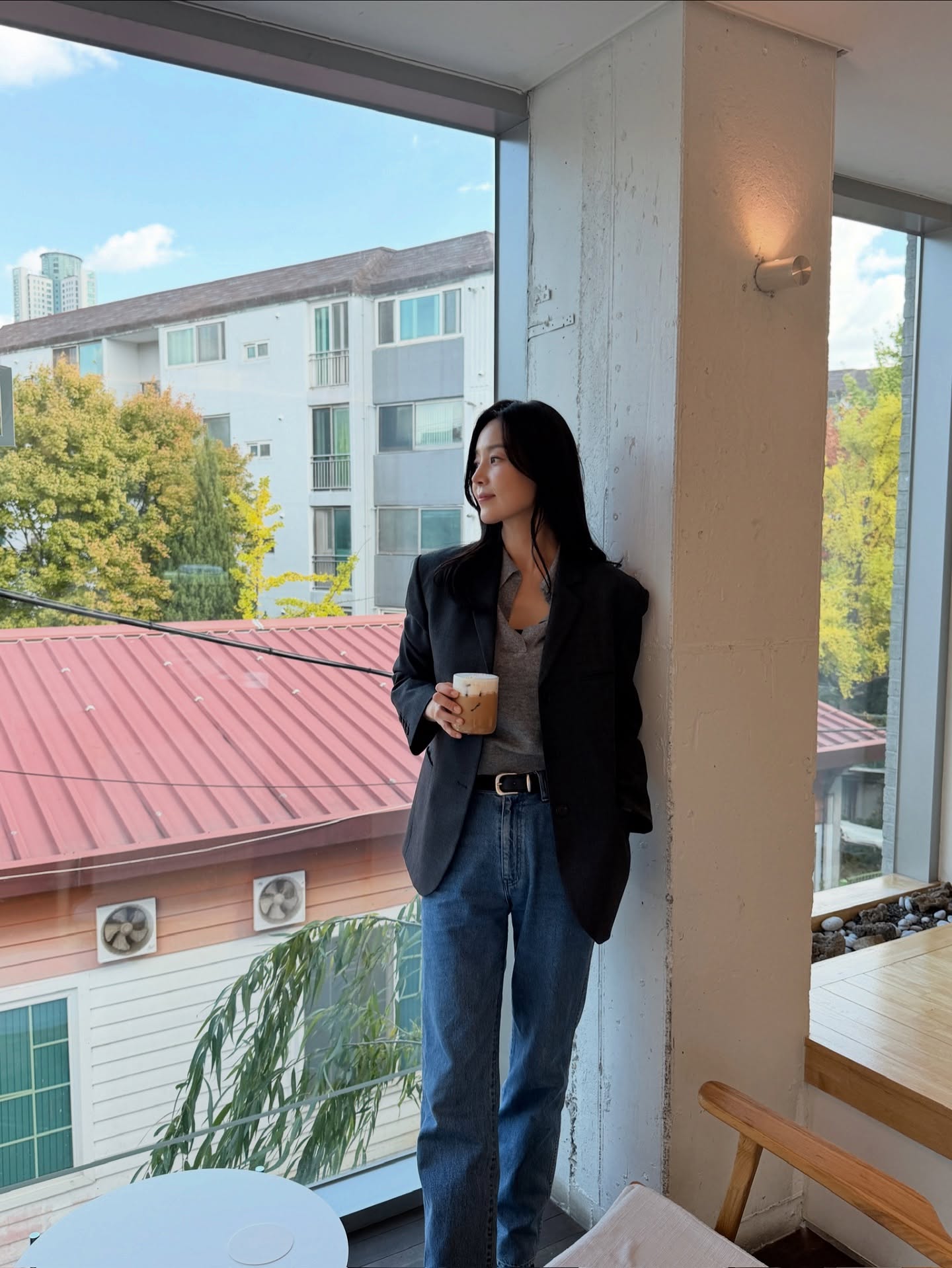 4 mẫu áo khoác nâng tầm khí chất dành cho phụ nữ trên 40 tuổi- Ảnh 7. 4 mẫu áo khoác nâng tầm khí chất dành cho phụ nữ trên 40 tuổi- Ảnh 7.