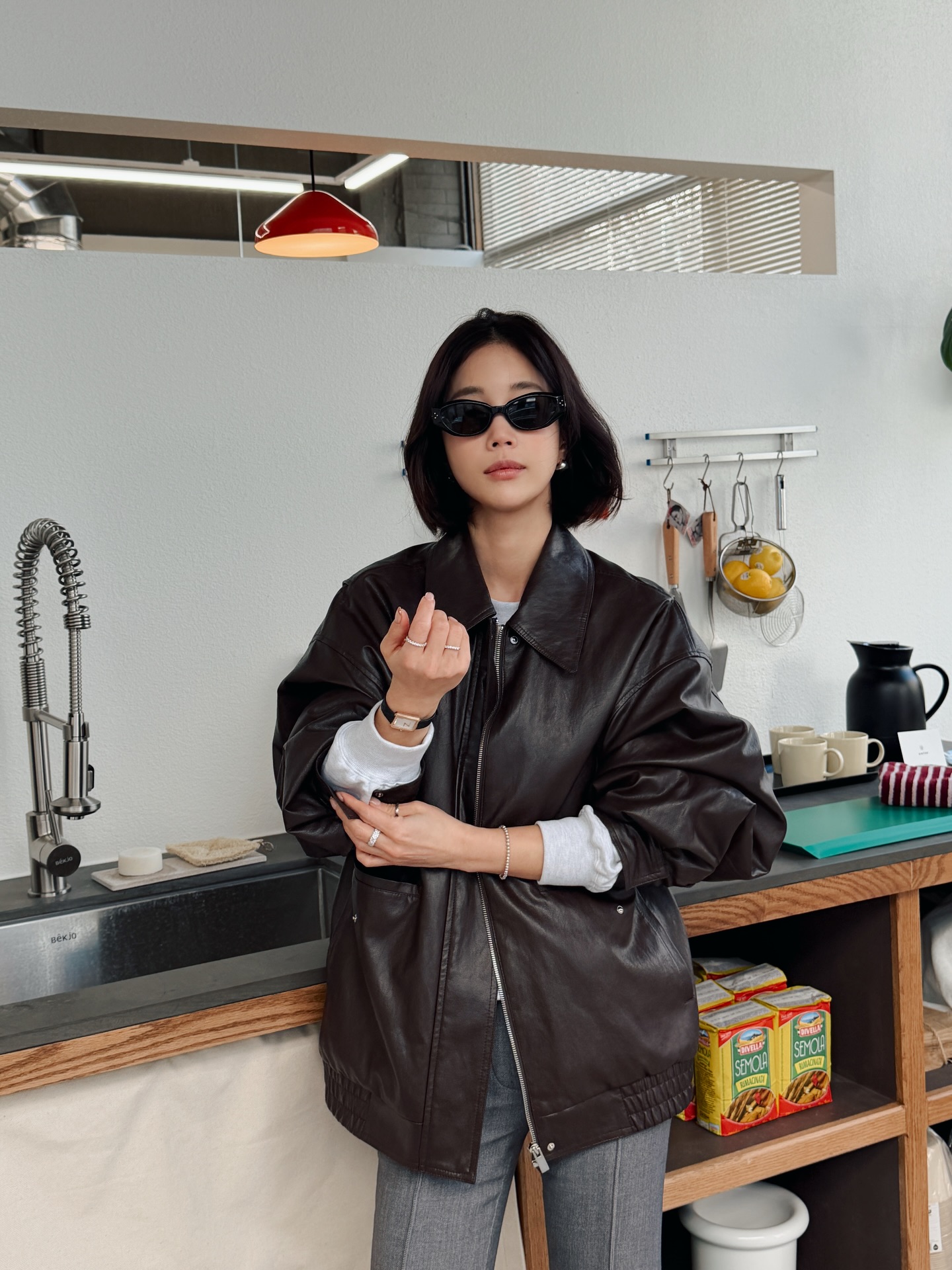 4 mẫu áo khoác nâng tầm khí chất dành cho phụ nữ trên 40 tuổi- Ảnh 10. 4 mẫu áo khoác nâng tầm khí chất dành cho phụ nữ trên 40 tuổi- Ảnh 10.