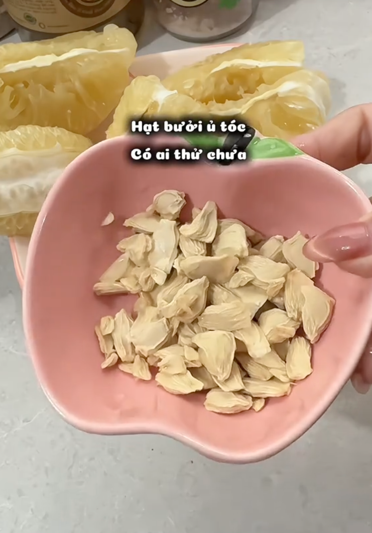 Giáp Tết nhà la liệt bưởi, tận dụng hạt bưởi để ủ tóc: Kết quả là tóc bồng bềnh thơm mượt cực đỉnh- Ảnh 9.