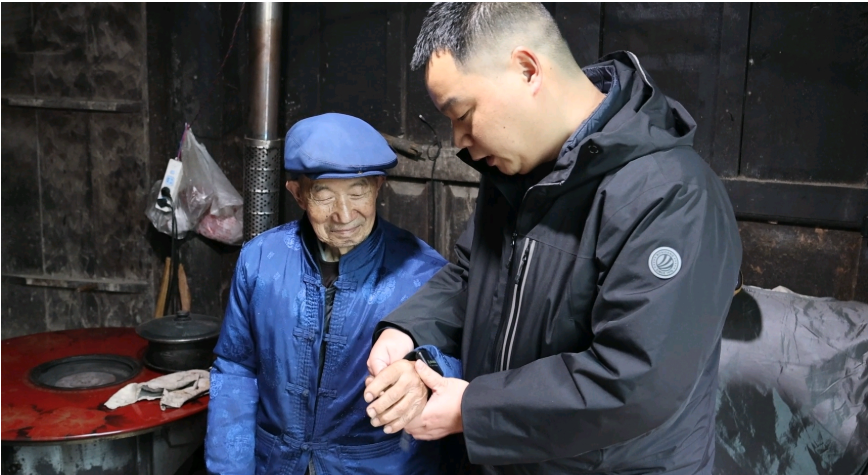 Cụ ông sống một mình mua 900 gói muối trong 3 tháng, cảnh sát phá cửa xông vào thì gặp cảnh sững người- Ảnh 2. Cụ ông sống một mình mua 900 gói muối trong 3 tháng, cảnh sát phá cửa xông vào thì gặp cảnh sững người- Ảnh 2.