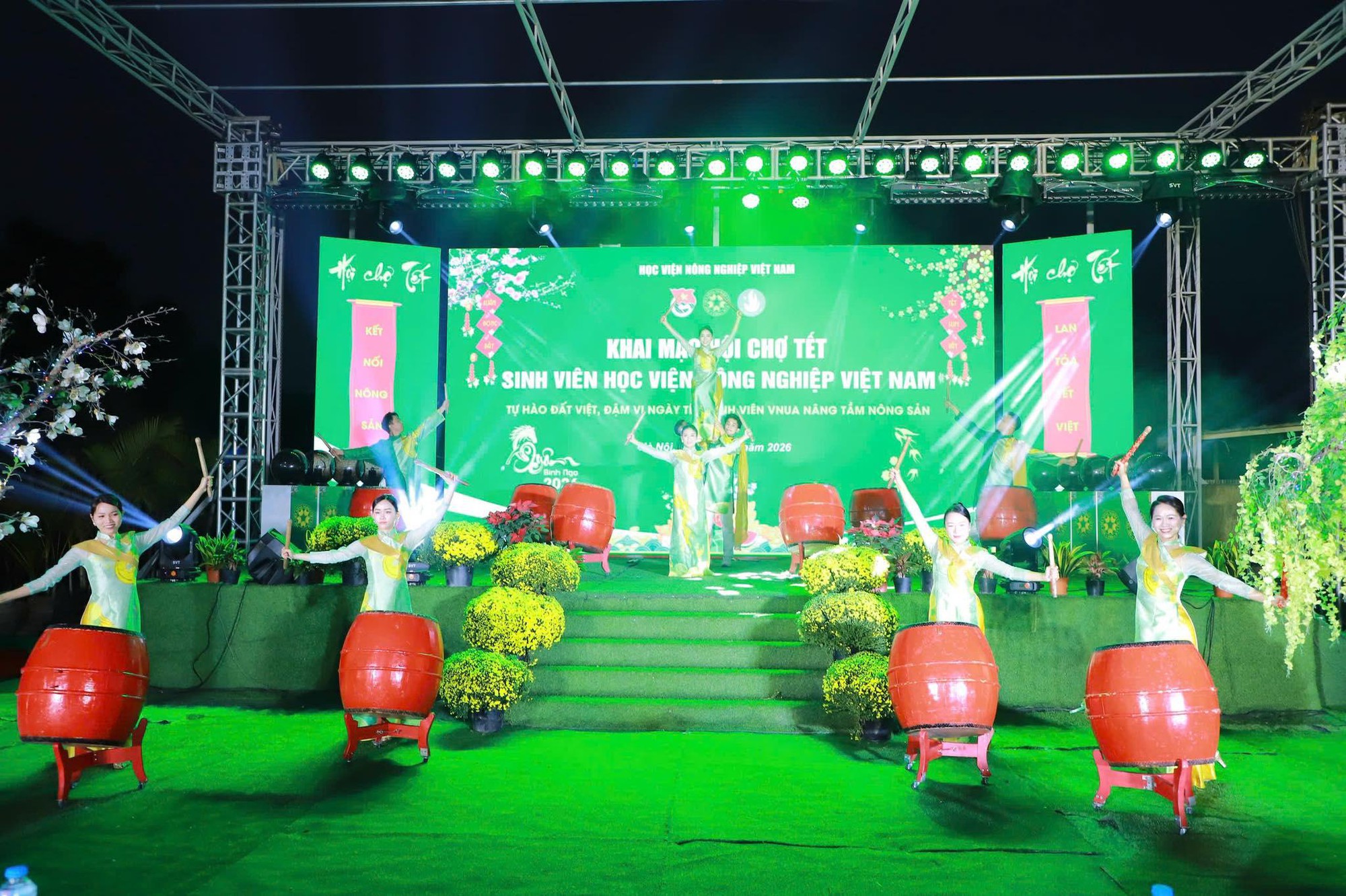 Hội chợ Tết Sinh viên VNUA 2026: Khi giảng đường mở rộng ra thị trường- Ảnh 1.