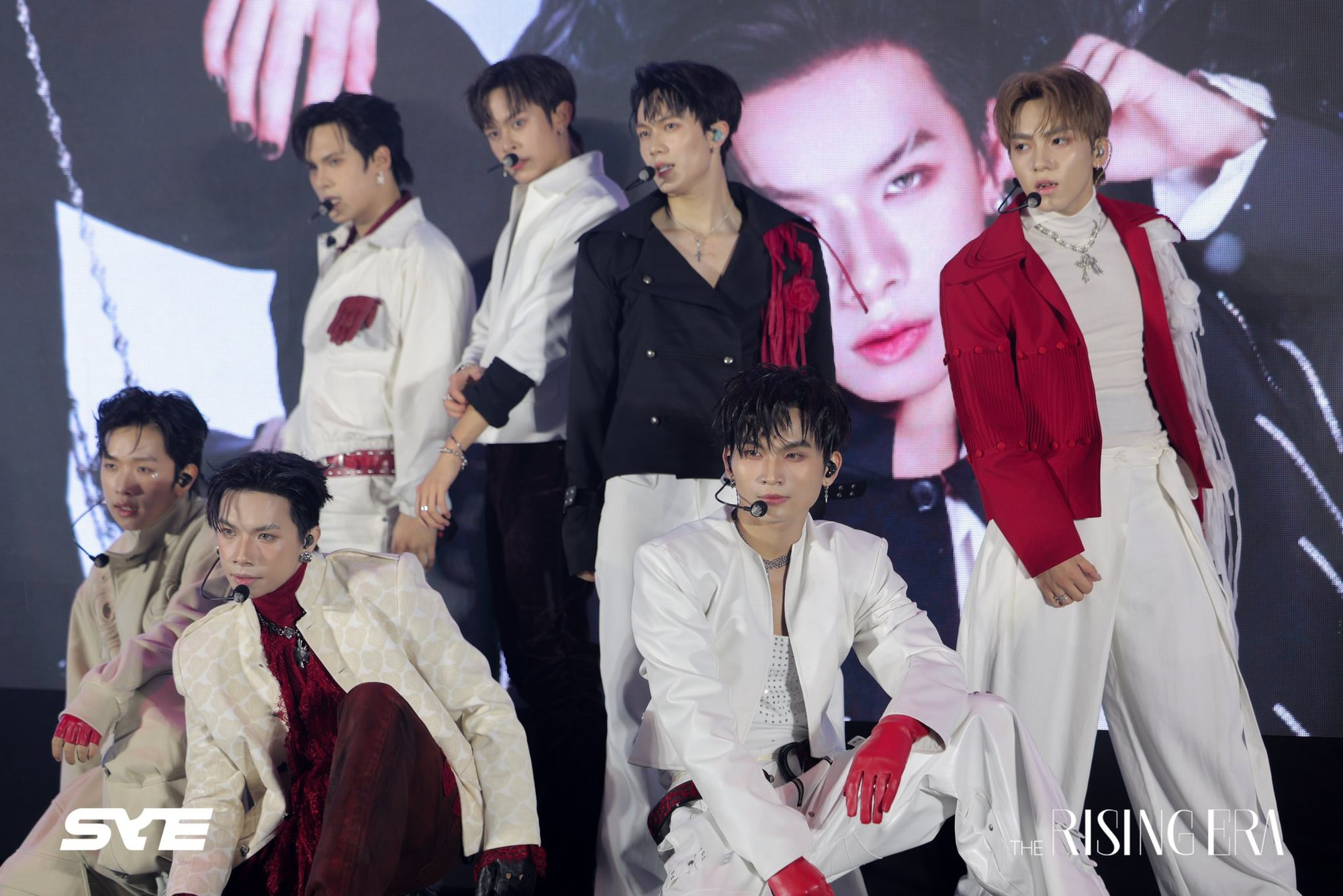 UPRIZE - Nhóm nhạc tân binh Vbiz muốn vươn tầm quốc tế nhưng tạo hình có đang quá lỗi thời?- Ảnh 8.