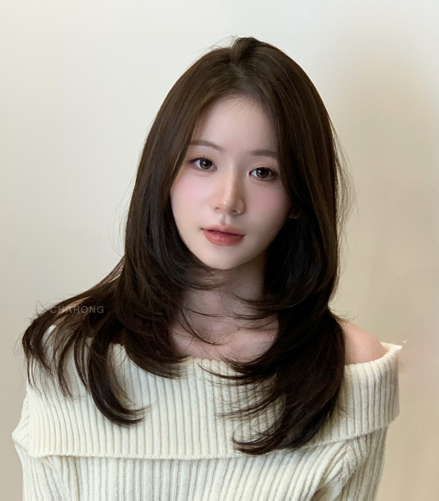 5 kiểu tóc không cần cắt mái vẫn "hack" gương mặt nhỏ gọn, nàng nào cũng nên tham khảo cho Tết- Ảnh 1.