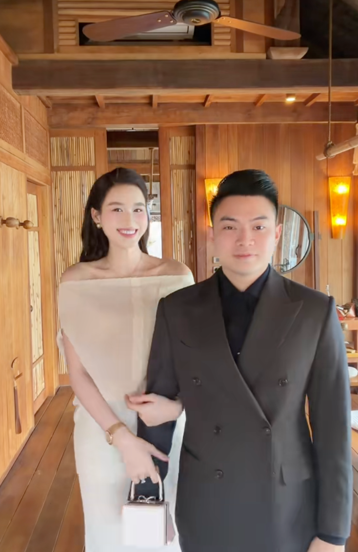 Đỗ Hà thể hiện sự tinh tế của "dâu hào môn" khi diện váy bình dân, cùng chồng đến dự đám cưới Phương Nhi- Ảnh 2.