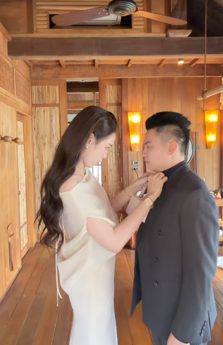 Đỗ Hà thể hiện sự tinh tế của "dâu hào môn" khi diện váy bình dân, cùng chồng đến dự đám cưới Phương Nhi- Ảnh 1.