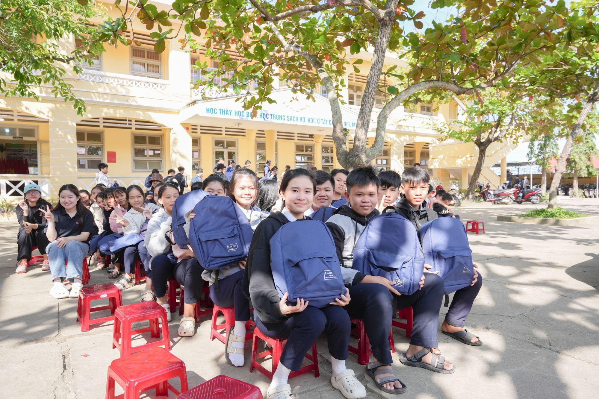 MIA.vn và Larita trao 1.000 balo sau lũ- Ảnh 4. MIA.vn và Larita trao 1.000 balo sau lũ- Ảnh 4.