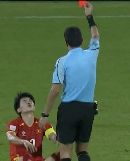 Đình Bắc ghi bàn rồi nhận thẻ đỏ, quỳ rạp xuống sân vì bất lực- Ảnh 1.