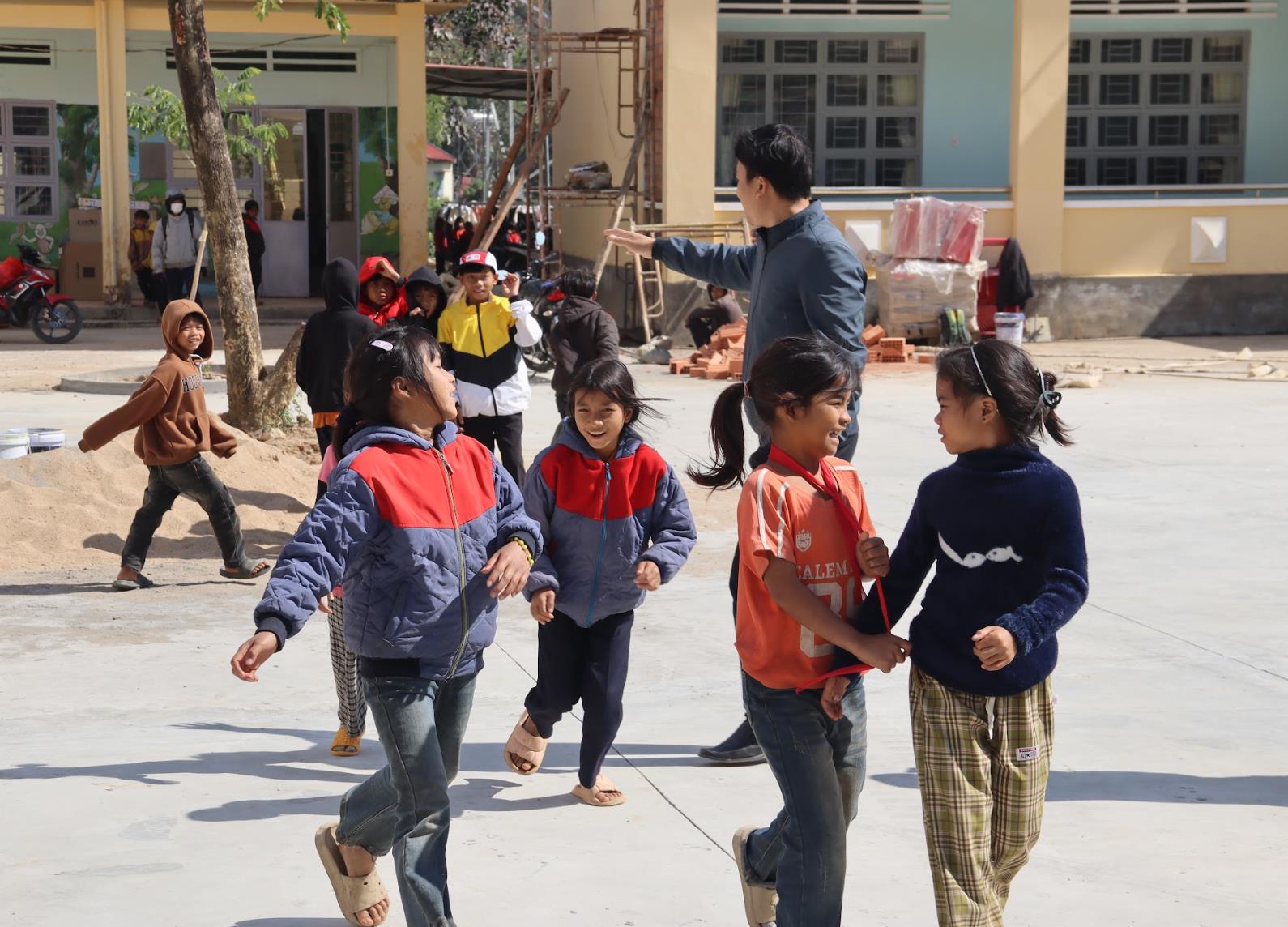 “Ngược ngàn” vào Đak Sơmei: Khi mầm xanh viết tiếp bản tình ca của đất- Ảnh 1.