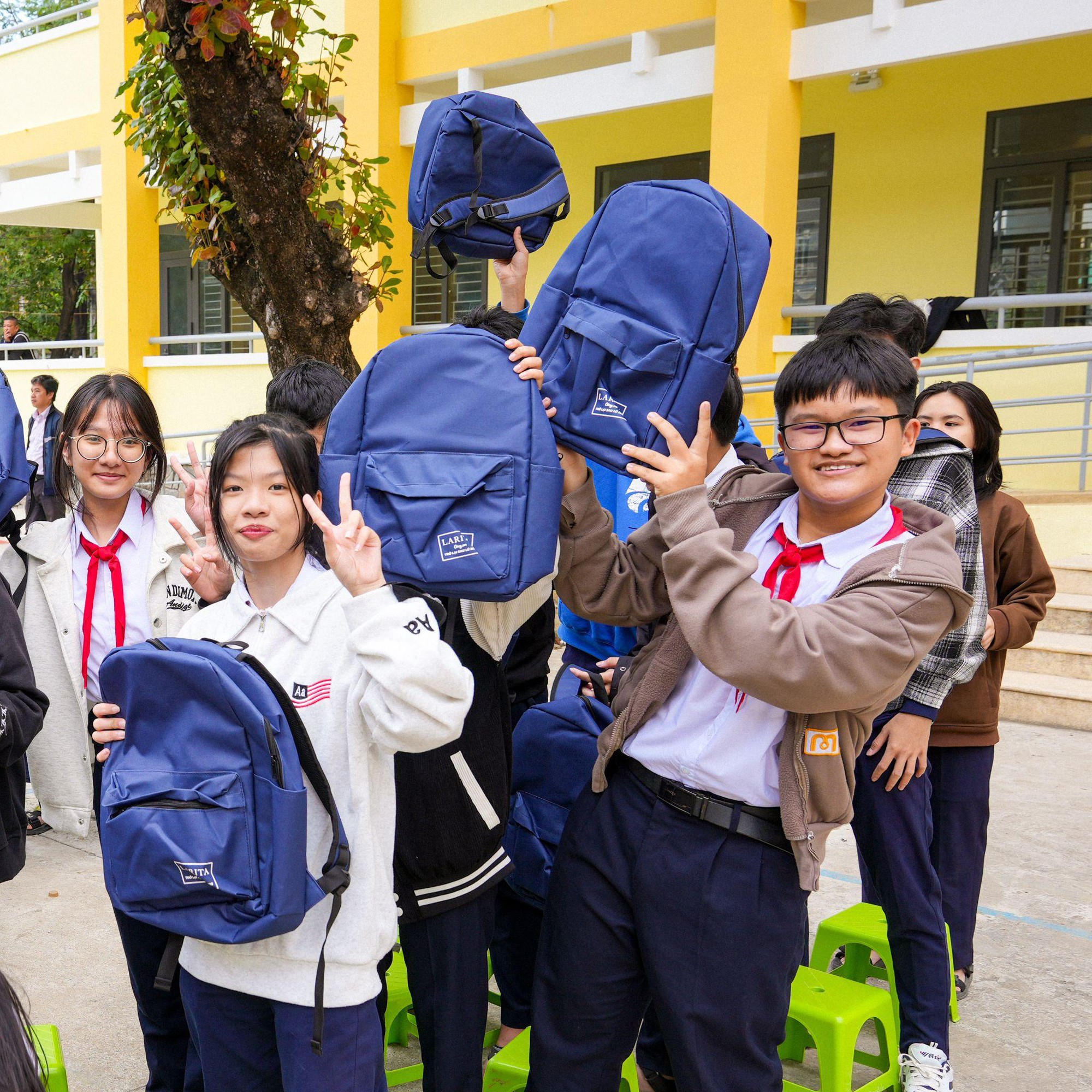 MIA.vn và Larita trao 1.000 balo sau lũ- Ảnh 1. MIA.vn và Larita trao 1.000 balo sau lũ- Ảnh 1.