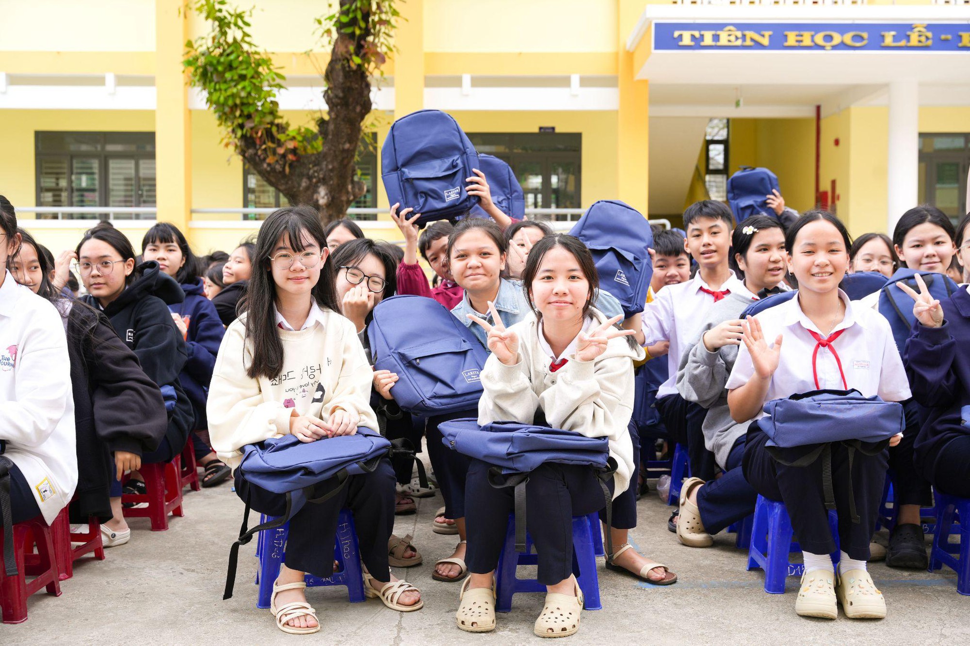 MIA.vn và Larita trao 1.000 balo sau lũ- Ảnh 2. MIA.vn và Larita trao 1.000 balo sau lũ- Ảnh 2.