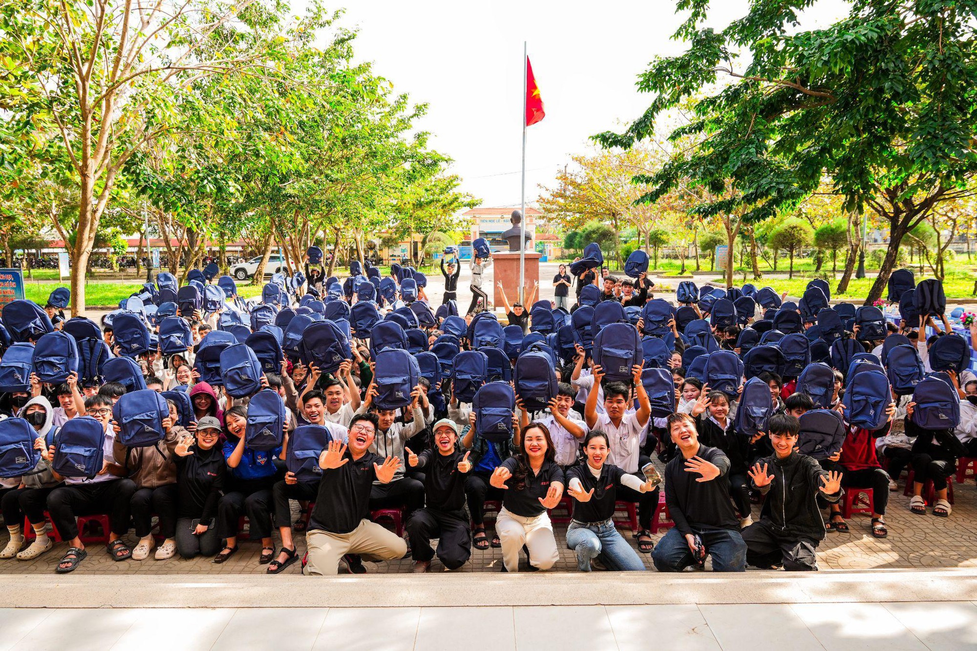 MIA.vn và Larita trao 1.000 balo sau lũ- Ảnh 3. MIA.vn và Larita trao 1.000 balo sau lũ- Ảnh 3.