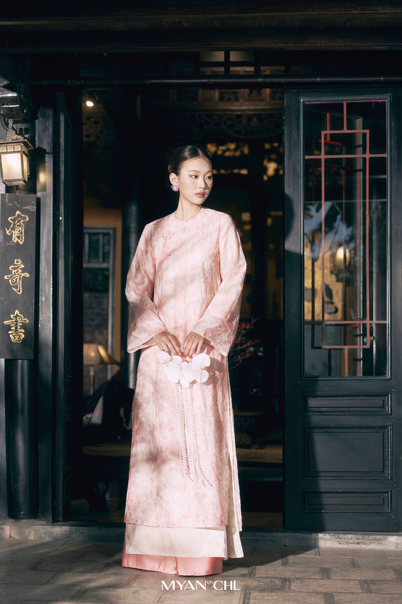 Cùng mệnh Thổ như "dâu hào môn" Phương Nhi, Tết này các chị em chọn áo dài màu gì để "hút lộc" cả năm?- Ảnh 12.