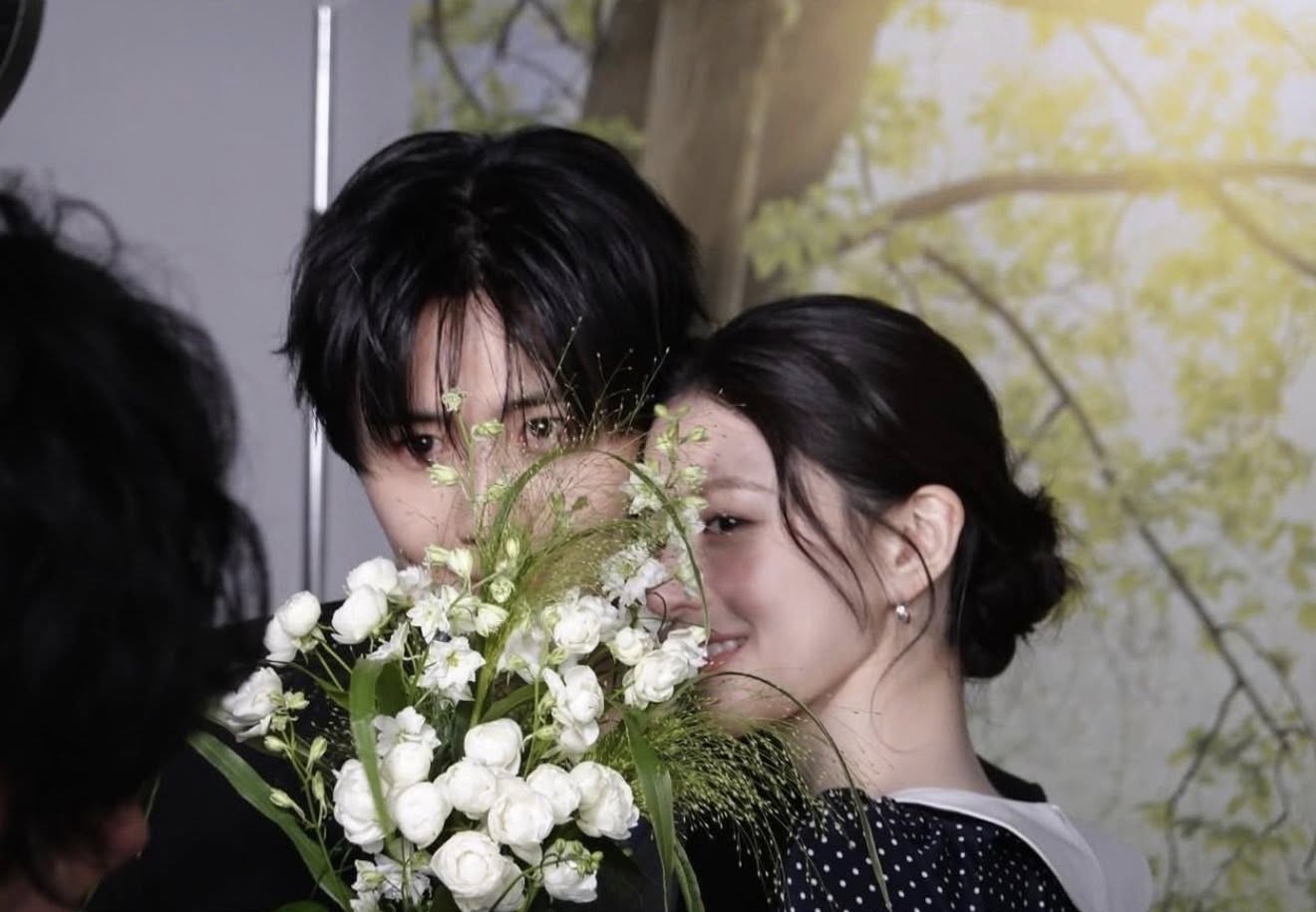 Cặp đôi ngôn tình bị phát hiện ở chung lều chấn động MXH: Nhà gái công khai ảnh tình cảm, đẹp đôi quá đi mất- Ảnh 1.