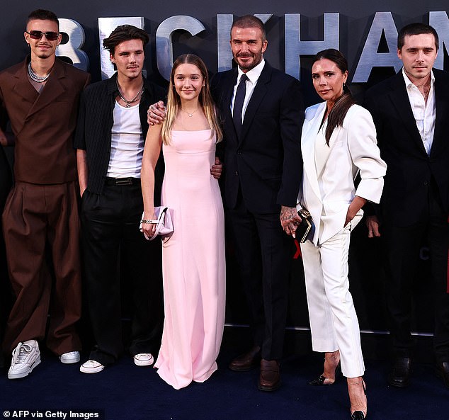 Bạn bè của Victoria Beckham bức xúc: Tại sao cô ấy không được nhảy thân mật với con trai của mình?- Ảnh 7.