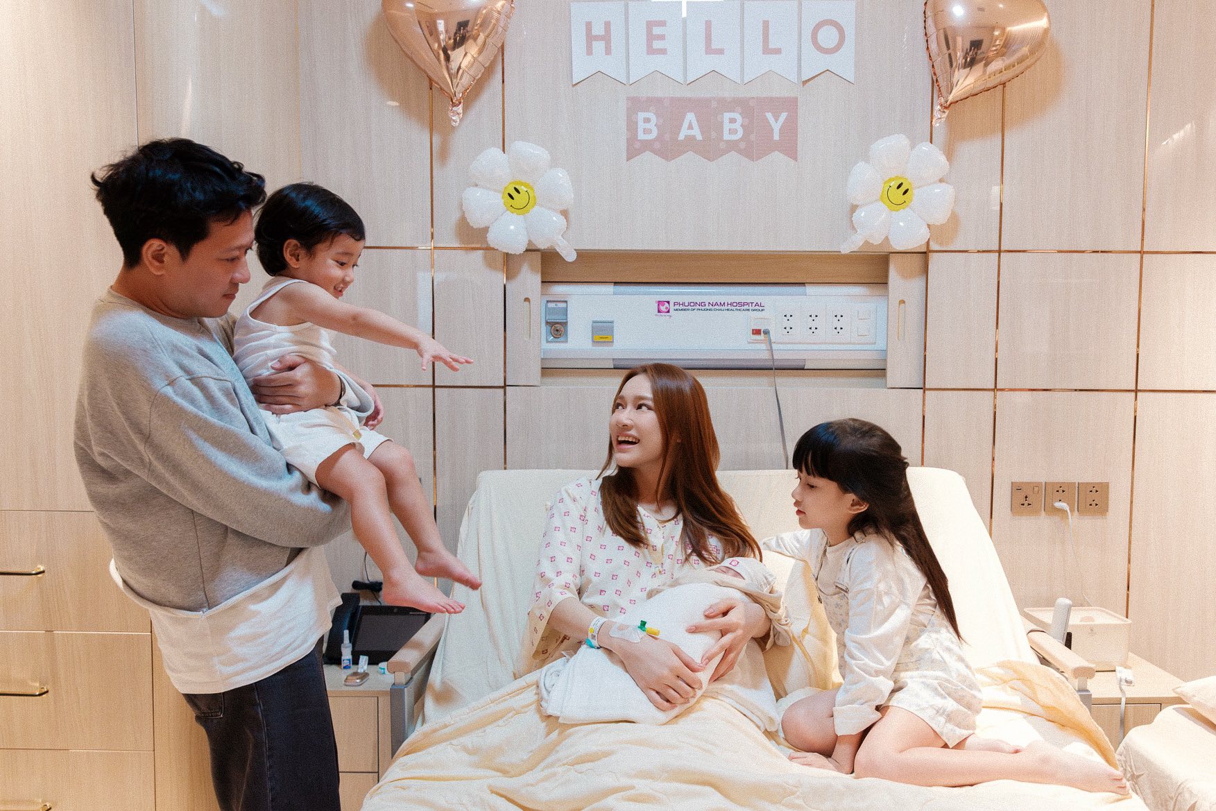 Nhã Phương sinh thiên thần thứ 3: Giống hệt hai anh chị, bé út chờ ba đi làm mới chịu ra đời- Ảnh 3.