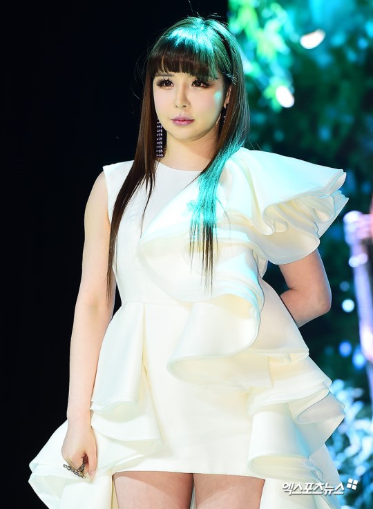 Sự hết thời của giọng ca khủng Kpop: Cứ xuất hiện là ồn ào, phải bám vào Lee Min Ho- Ảnh 1.