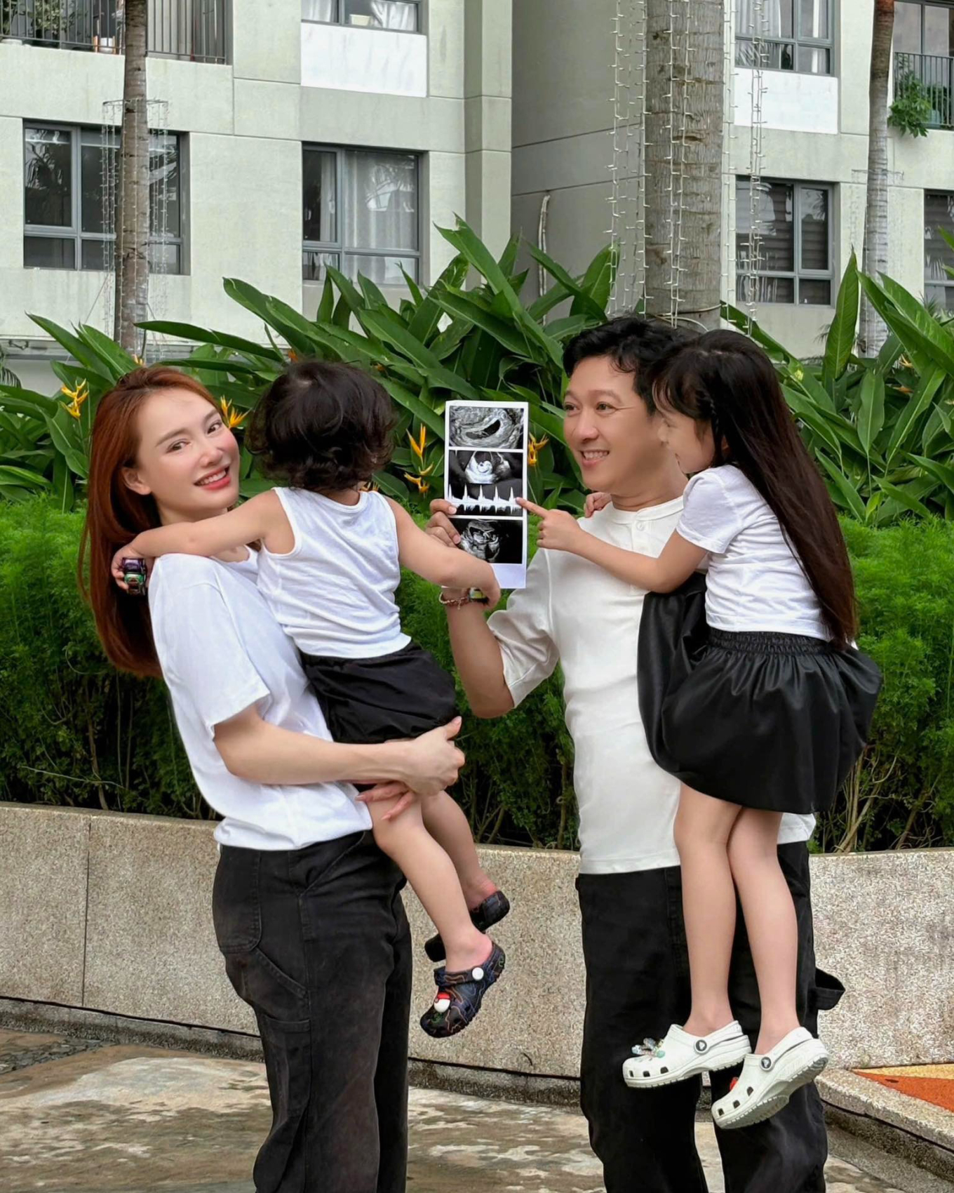 Nhã Phương sinh thiên thần thứ 3: Giống hệt hai anh chị, bé út chờ ba đi làm mới chịu ra đời- Ảnh 13.