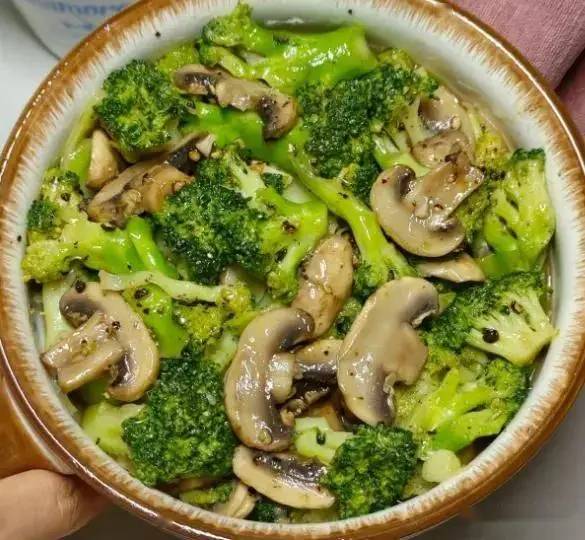 Phụ nữ sau 40 muốn tr&ocirc;ng trẻ hơn: Ăn đ&uacute;ng 5 thực phẩm n&agrave;y, l&agrave;n da được 