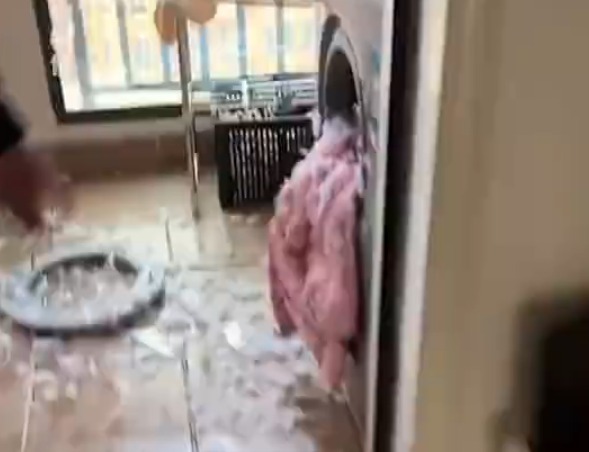 Top 1 hot search: Áo phao lông vũ nổ tung trong máy giặt, 22 triệu người xem đều hồn vía lên mây- Ảnh 3.