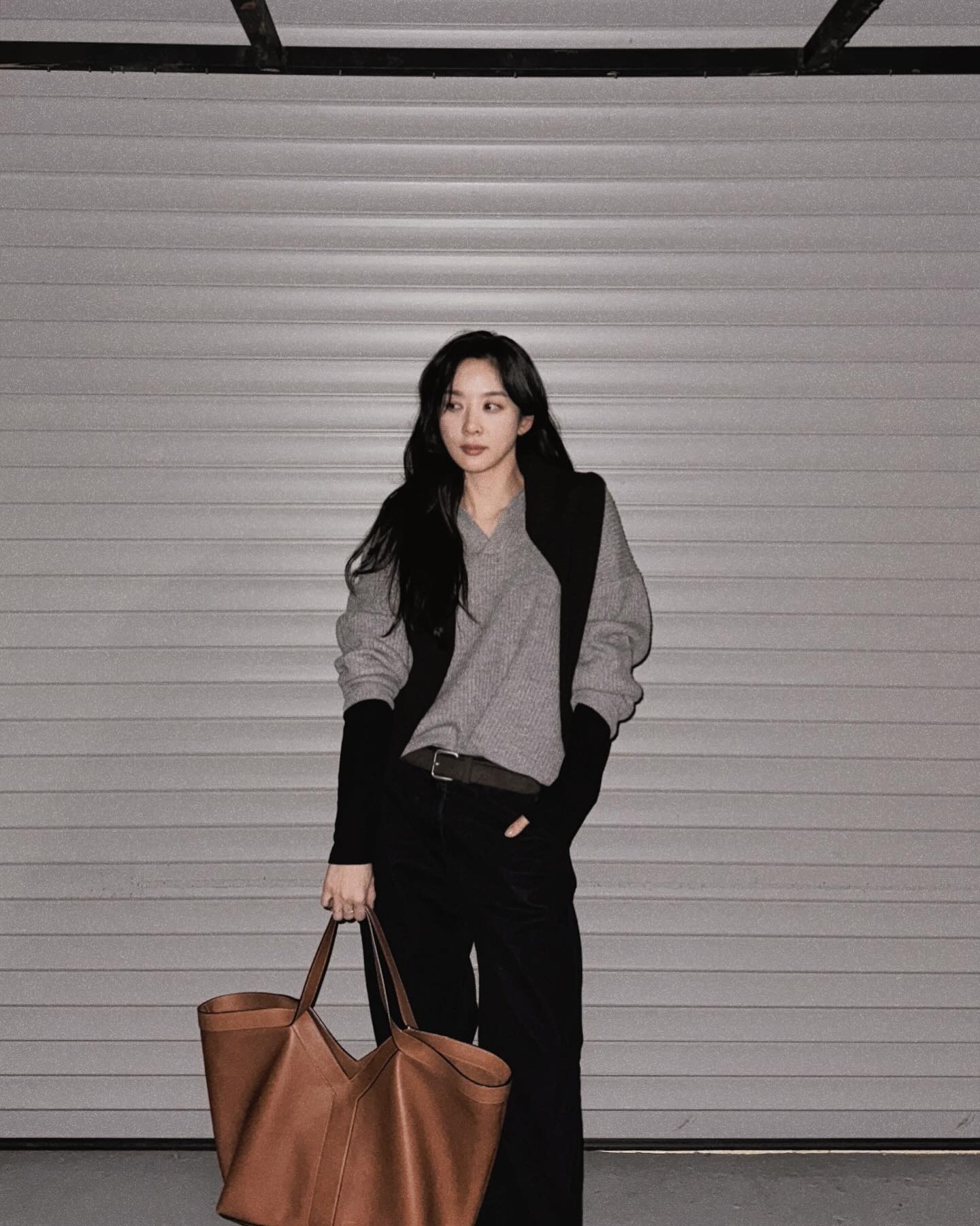 Style của phụ nữ ngoài 40 sẽ trẻ ra 5 tuổi nhờ 4 mẫu áo dài tay- Ảnh 3.