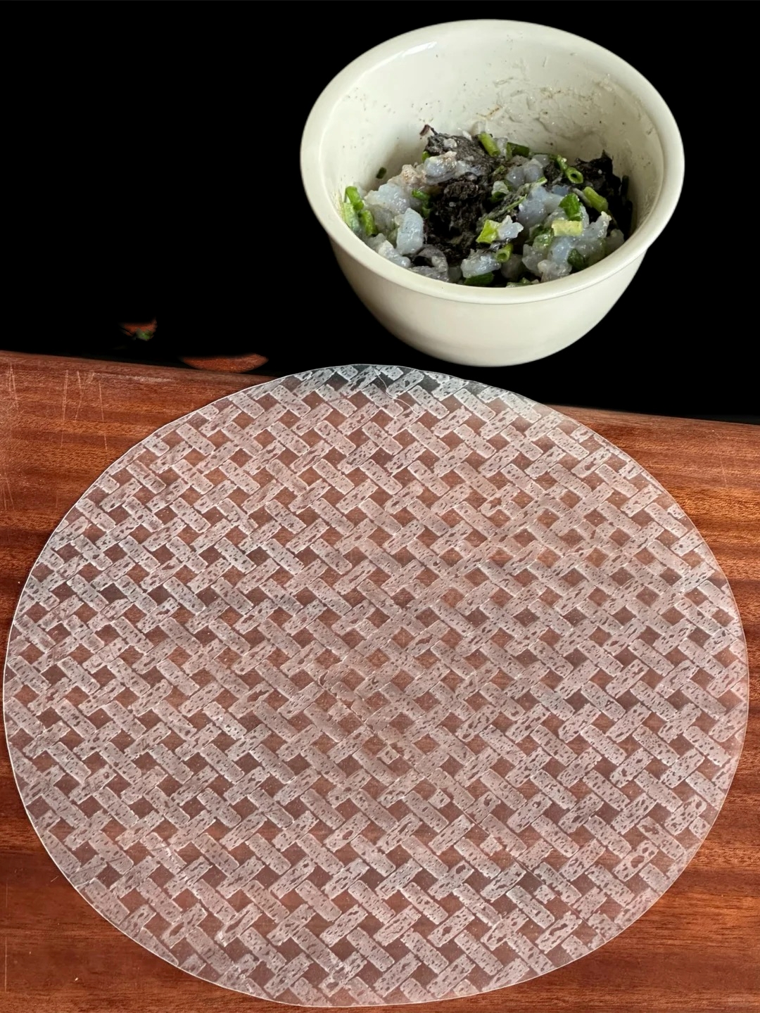 Đừng chỉ dùng cuốn nem, mang bánh tráng Việt làm theo cách này đảm bảo cả nhà tranh nhau gắp vì quá ngon- Ảnh 3.