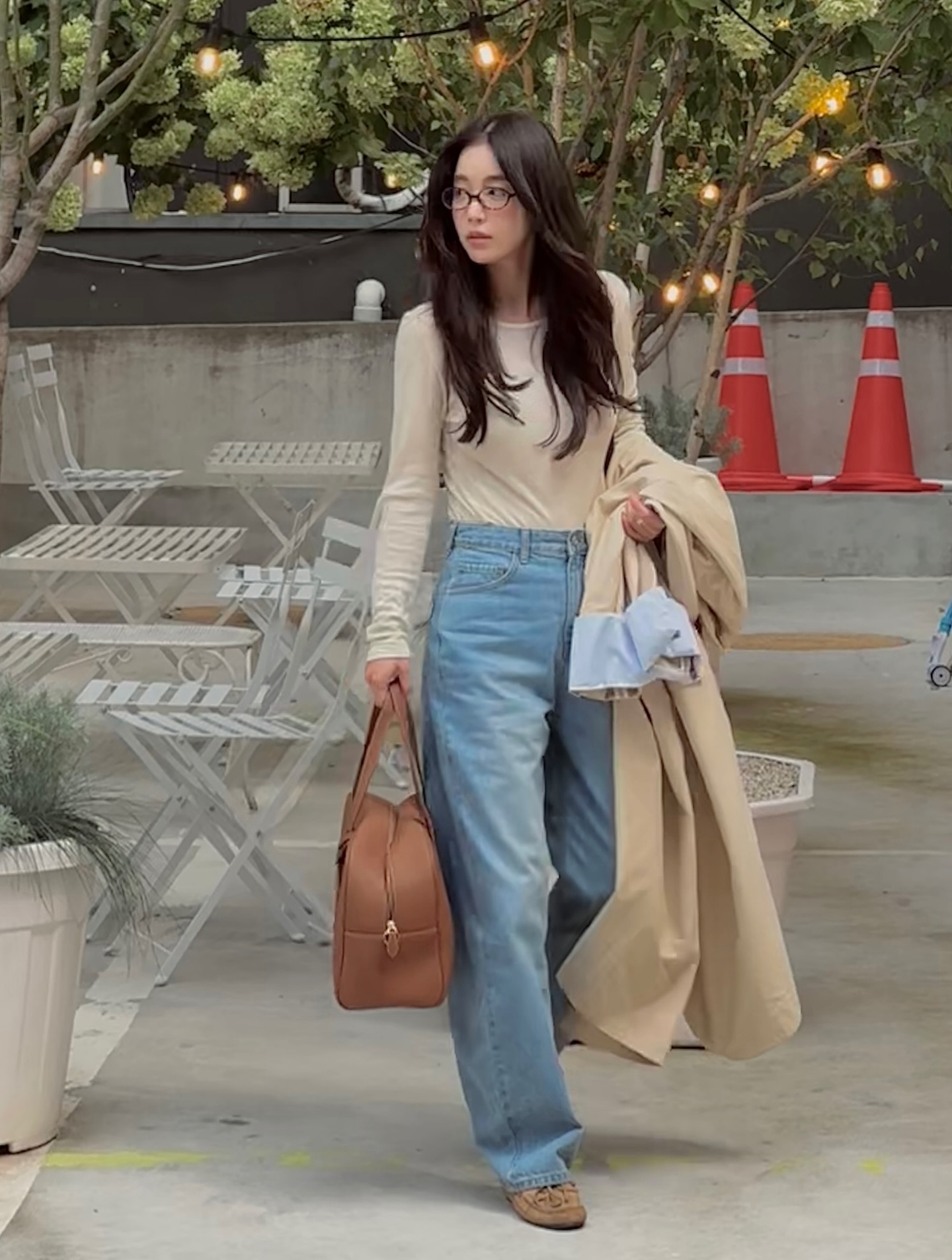 Style của phụ nữ ngoài 40 sẽ trẻ ra 5 tuổi nhờ 4 mẫu áo dài tay- Ảnh 10.