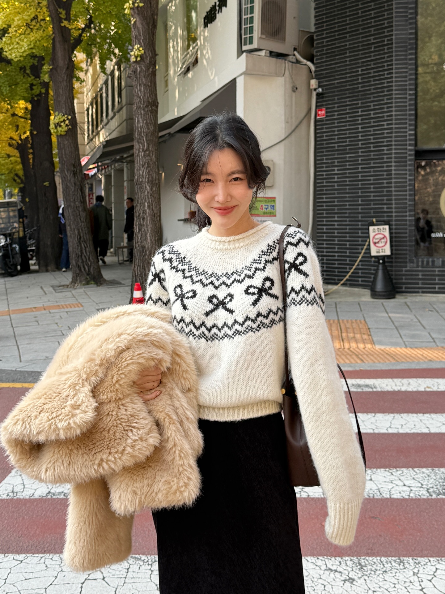 Style của phụ nữ ngoài 40 sẽ trẻ ra 5 tuổi nhờ 4 mẫu áo dài tay- Ảnh 2.