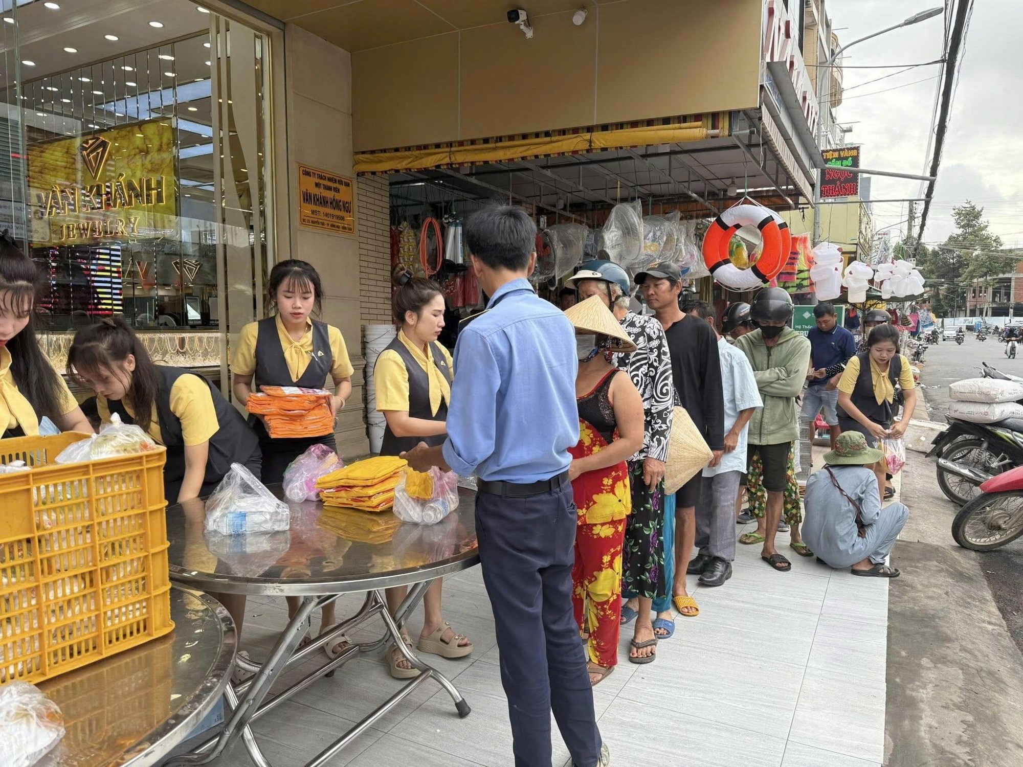 Tiệm trang sức Đồng Tháp nổi tiếng với hoạt động cộng đồng- Ảnh 1.