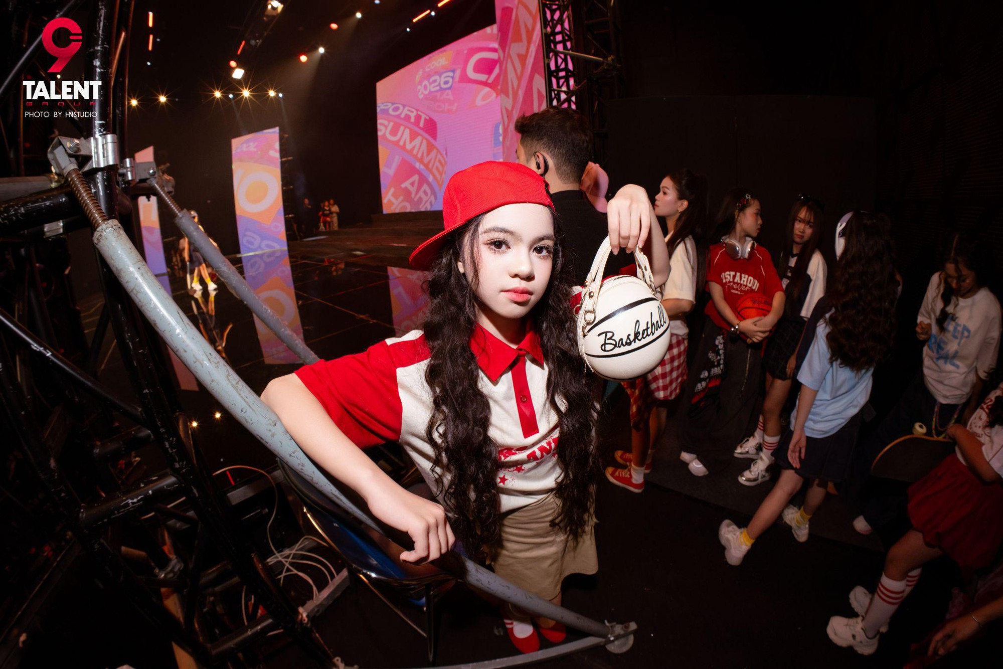 Đằng sau ánh đèn runway: Hành trình thầm lặng của Chiho tại Vietnam Iconic Awards- Ảnh 2.