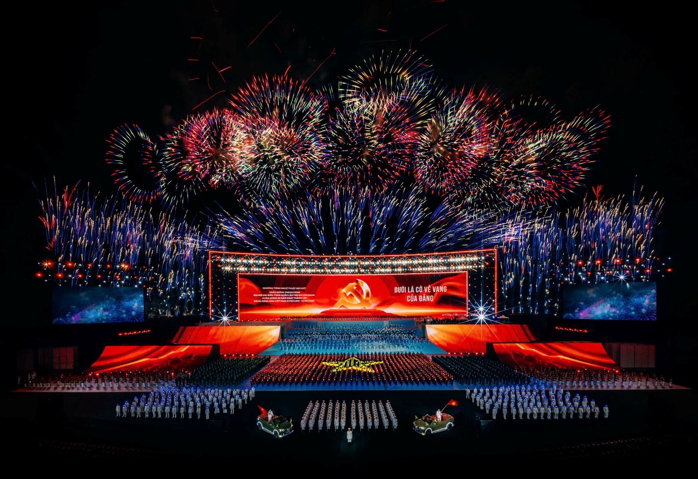 “Dưới lá cờ vẻ vang của Đảng” góp phần viết tiếp trang sử hào hùng của dân tộc- Ảnh 1. “Dưới lá cờ vẻ vang của Đảng” góp phần viết tiếp trang sử hào hùng của dân tộc- Ảnh 1.