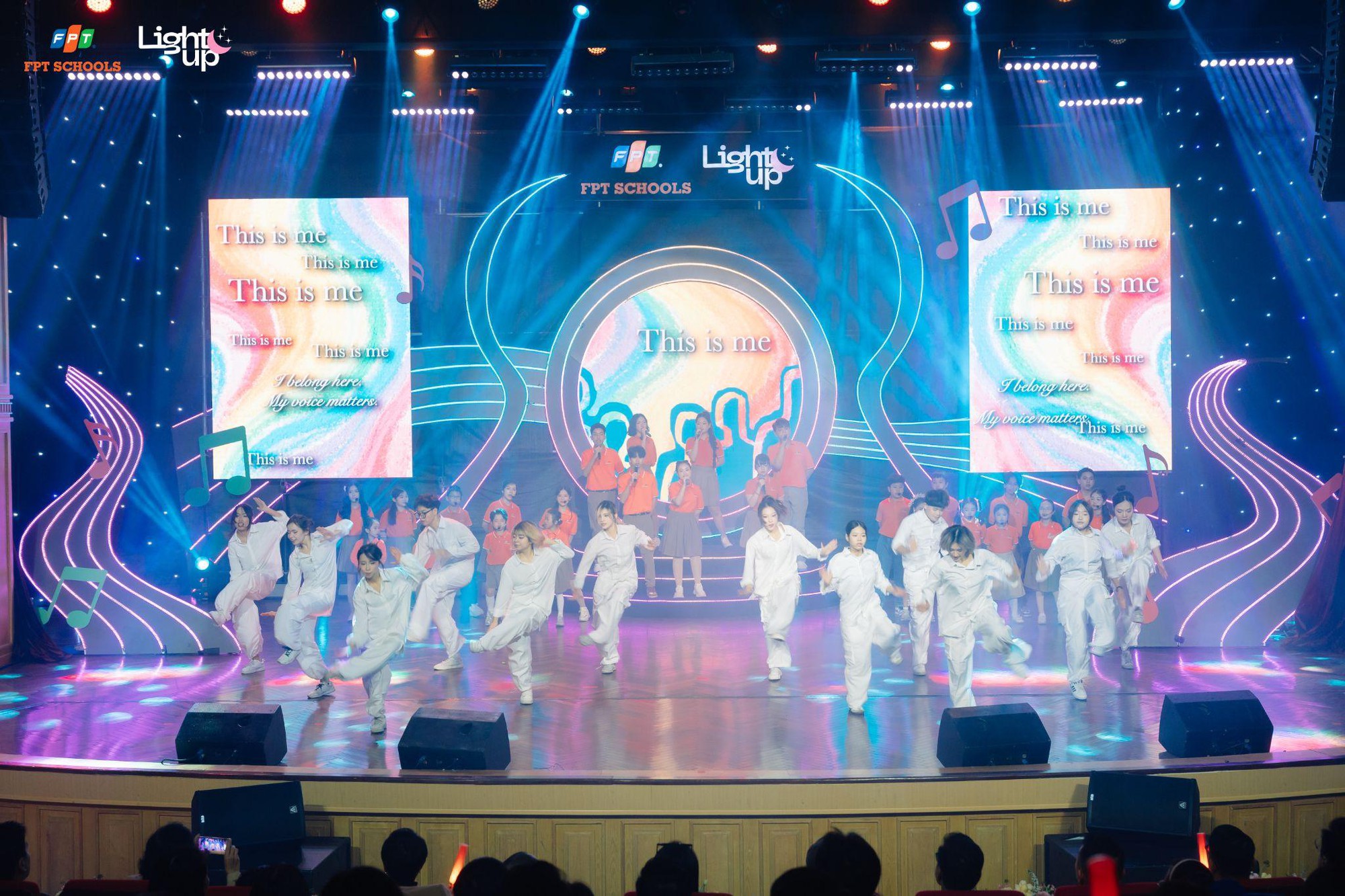 Chung kết toàn quốc Light Up 2025 thành đại nhạc hội tiếng Anh đỉnh cao, ca sĩ Orange cùng dàn Giám khảo "wow" liên tục- Ảnh 1.