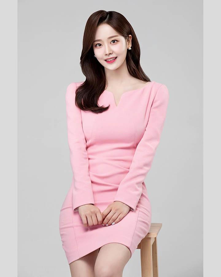 Nữ MC LCK đang gây sốt trong Địa Ngục Độc Thân của Netflix có nhan sắc thế nào?- Ảnh 2.