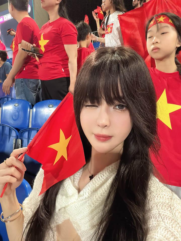 Hot girl xuất hiện trong trận U23 Việt Nam - Hàn Quốc khiến cộng đồng mạng ngỡ ngàng- Ảnh 2.