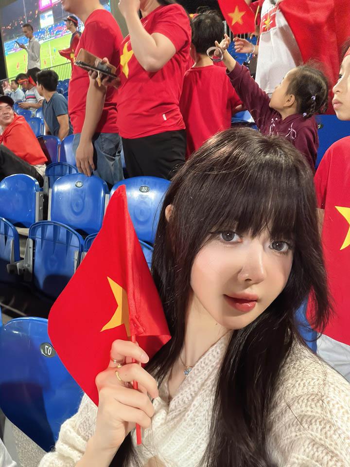 Hot girl xuất hiện trong trận U23 Việt Nam - Hàn Quốc khiến cộng đồng mạng ngỡ ngàng- Ảnh 3.