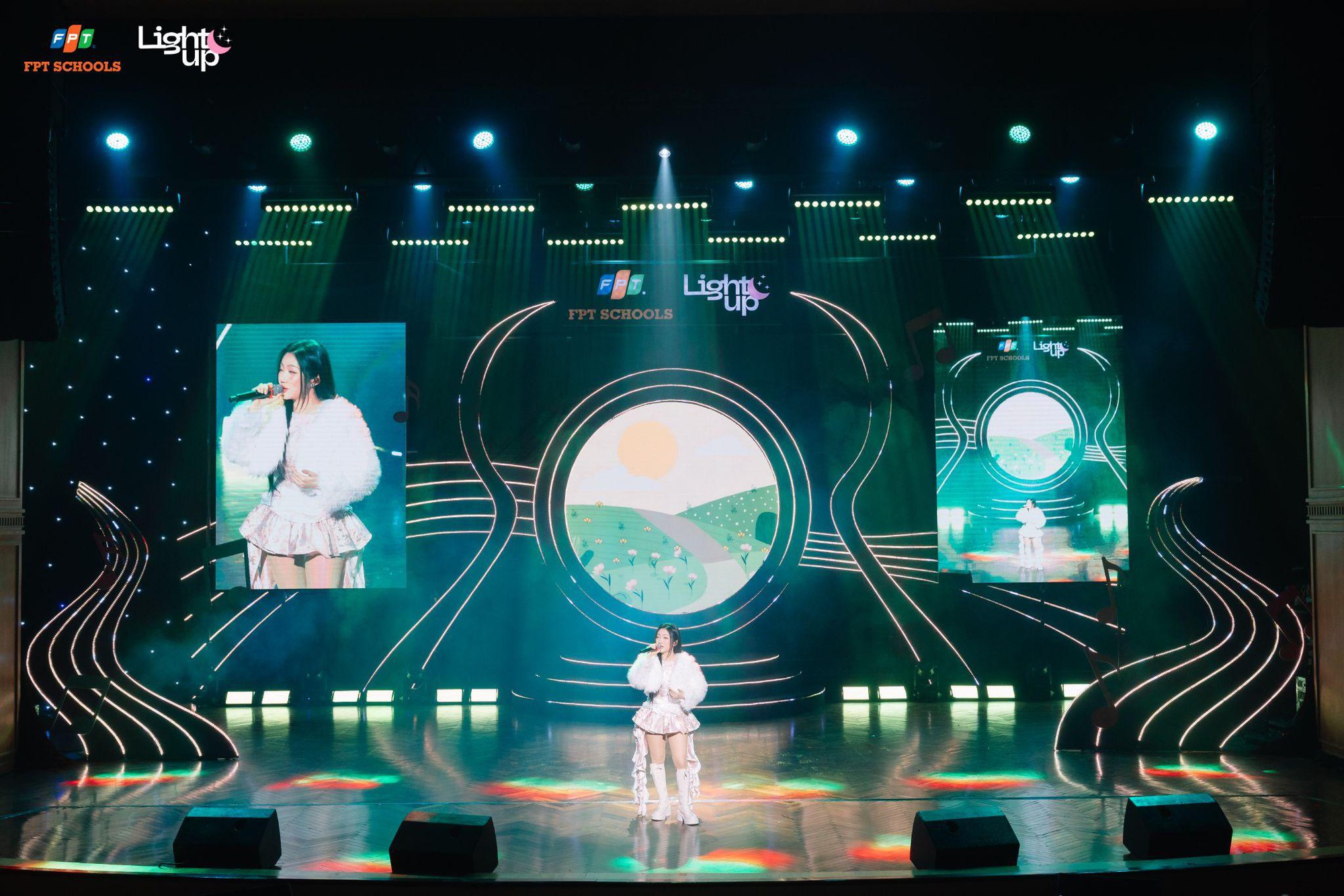 Chung kết toàn quốc Light Up 2025 thành đại nhạc hội tiếng Anh đỉnh cao, ca sĩ Orange cùng dàn Giám khảo "wow" liên tục- Ảnh 3.