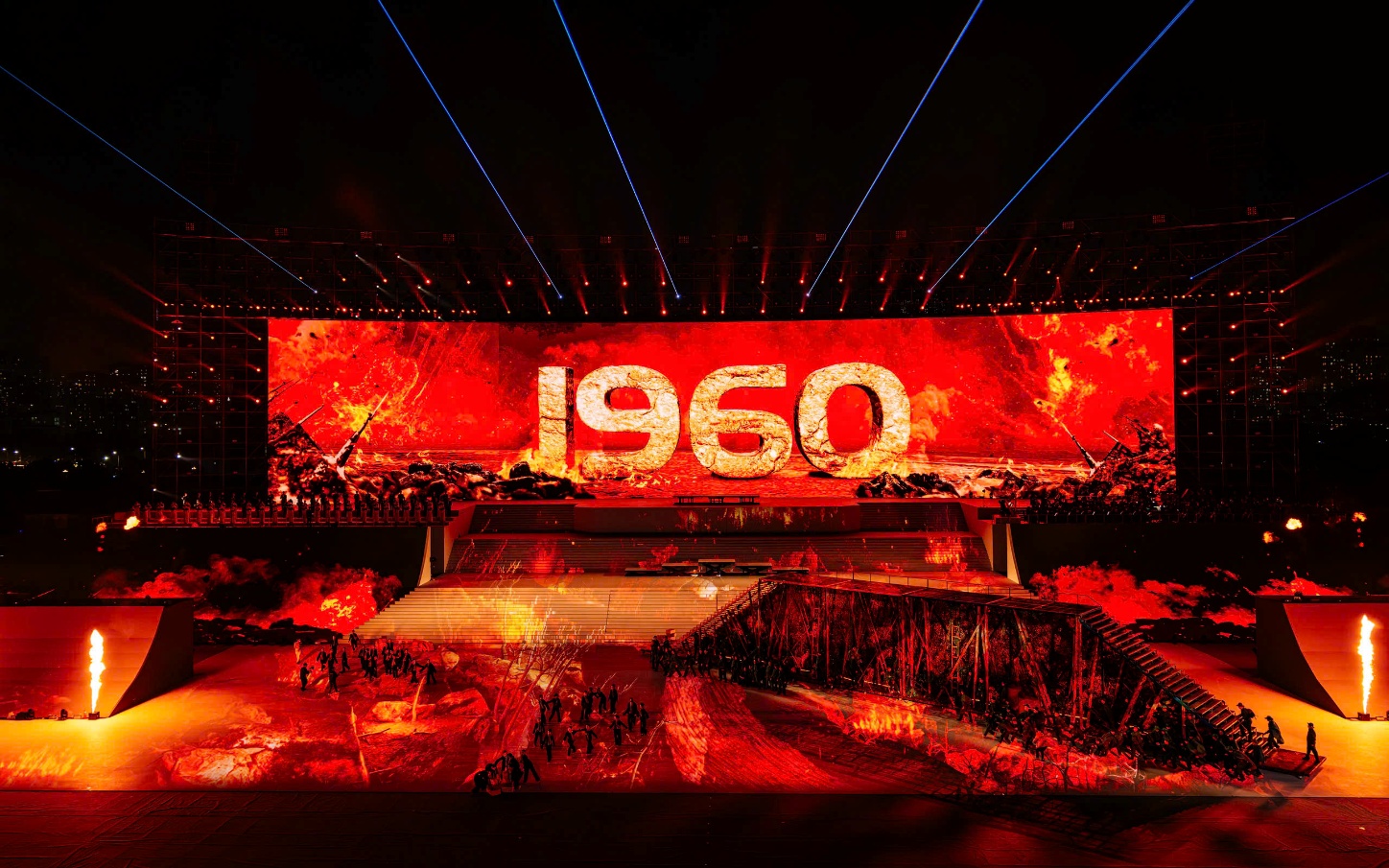 “Dưới lá cờ vẻ vang của Đảng” góp phần viết tiếp trang sử hào hùng của dân tộc- Ảnh 4. “Dưới lá cờ vẻ vang của Đảng” góp phần viết tiếp trang sử hào hùng của dân tộc- Ảnh 4.